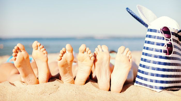 Füße machen keine Ferien. Deshalb: Im Urlaub auch bei ihnen an Pflege, Hygiene und Sonnenschutz denken. Bild: Syda Productions | stock.adobe.com