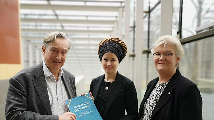Erik Fichtelius (nationell utredare), Amanda Lind (kultur- och demokratiminister) och Gunilla Herdenberg (riksbibliotekarie). Foto: Lina Löfström Baker/KB