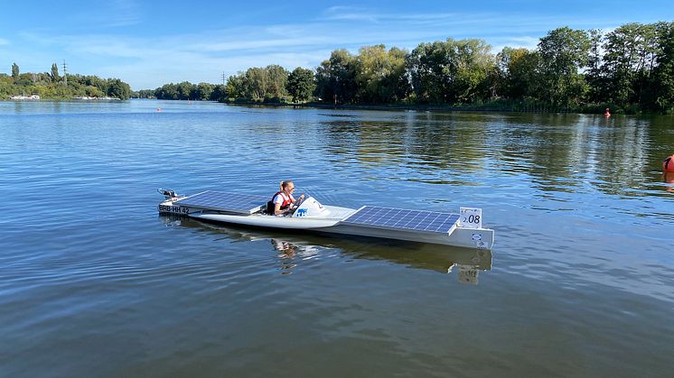 Mit Sonnenenergie ins Ziel: Ein Boot der TH Wildau bei der 7. Solarbootregatta im September 2022 auf der Dahme in Wildau. (Bild: Mareike Rammelt / TH Wildau)