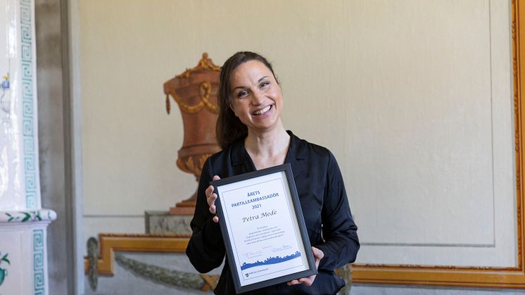 Petra Mede, årets Partilleambassadör tar emot sitt pris på Partille herrgård