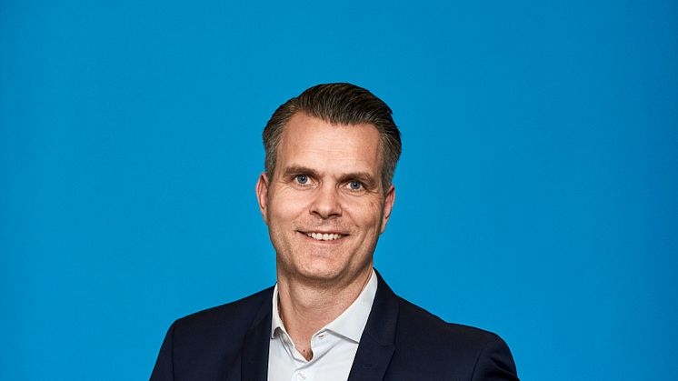 CMO Consumer i Telenor, Tor-Arne Fosser, holder den buste, som bliver en af frontfigurerne i de kommende reklamer for MaxSpeed