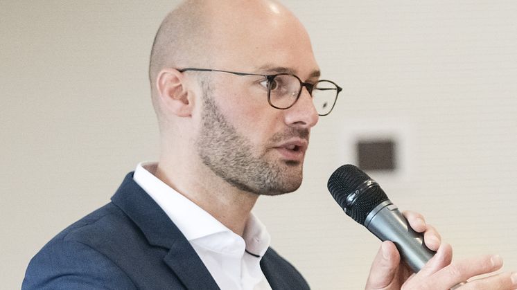 dm-Geschäftsführer Sebastian Bayer spricht auf dem 8. Rezyklat-Forum über die Informationskampagne für Kunden