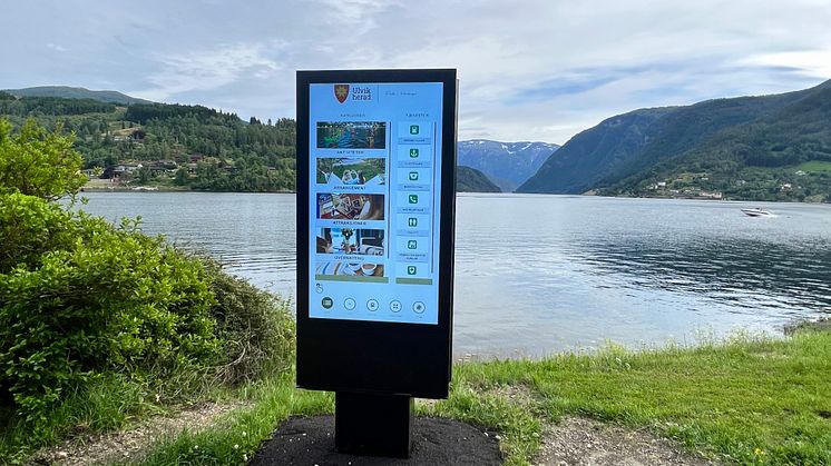Ulvik herad sin nye digitale turistkiosk omkranset av vakre majestetiske fjell og glitrende fjordvann.