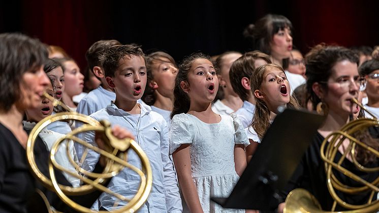 Schulkinder singen auf dem Musikfest Stuttgart 2023 für eine nachhaltige Lebensweise