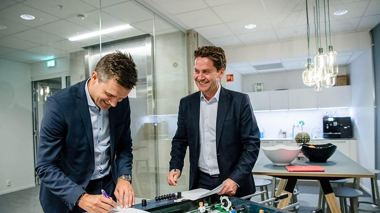 FORNØYDE: (fra venstre) Rune Garborg i Vipps og Eilert G. Hanoa i Visma underskriver avtalen som vil digitalisere og forenkle fakturabetalinger i Norge