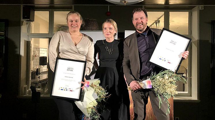 KRAV-certifierade Nöbble Gård vann Årets Bonde 2022. Till vänster Veronica Svenzén och till höger Lennart Svenzén. I mitten KRAVs vd Emma Rung.