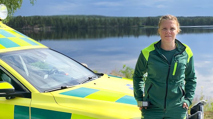 Victoria Gustafsson, undersköterska vid ambulansen och akutmottagningen på Lycksele lasarett, ger råd för en säkrare sommar på och i vattnet.