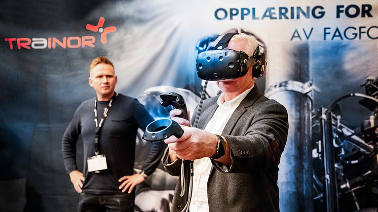 Kåre Vegar Sund (til venstre) skal demonstrere bruk av VR i elsikkerhetsopplæring under svenske Elsäk 2018. Foto: Trainor AS