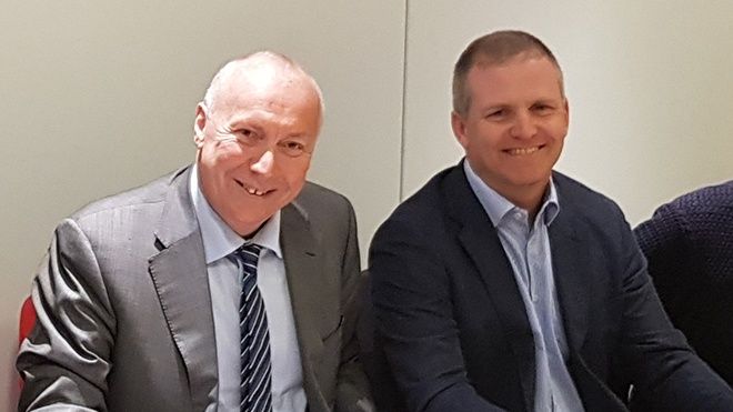Bjørn J Villa, IT-sjef Trondheim kommune (t.h.), og Kjell Rusti, administrerende direktør i Sopra Steria Skandinavia, signerte ny driftsavtale i Trondheim 5. juli.