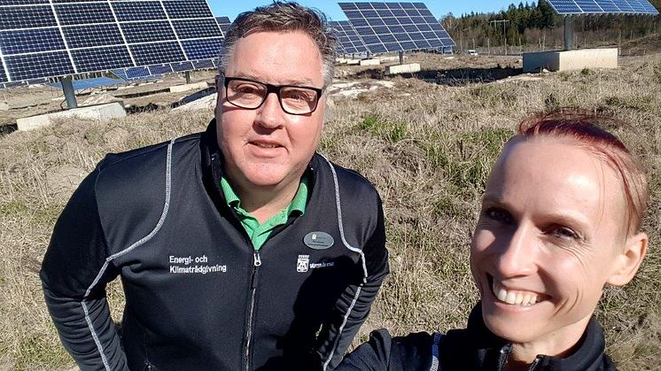 Västerås stads energi- och klimatrådgivare Per Eriksson och Zandra Camber i solparken mellan Västerås och Enköping.