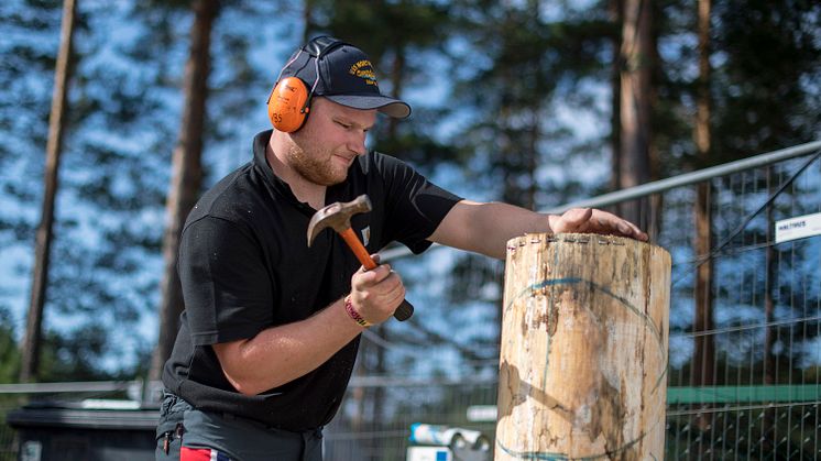 Vebjørn Bleka Sønsteby forbereder tømmerstokken før konkurranse. 
