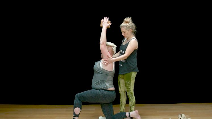 Yogaläraren MIlla Floryd instruerar Yogobe-medlemmen Rebecka Gustafsson.