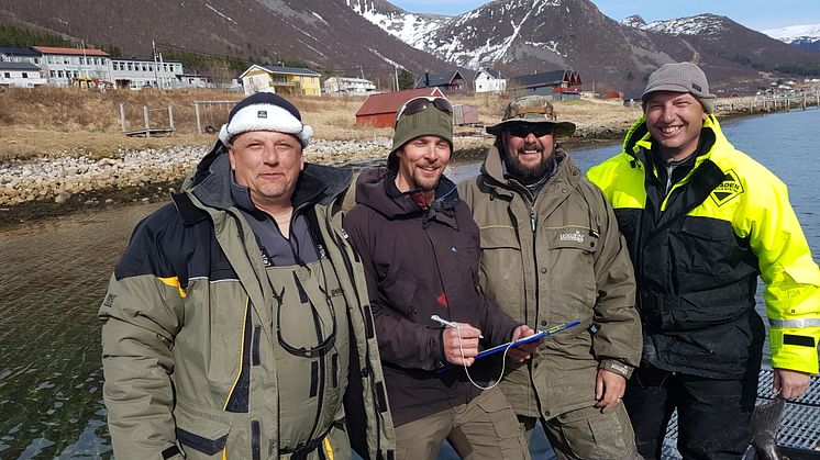David Hammenstig/Akvaplan-niva (nr 2 fra venstre) intervjuer fisketurister som del av turistfiskeundersøkelsen i prosjektet