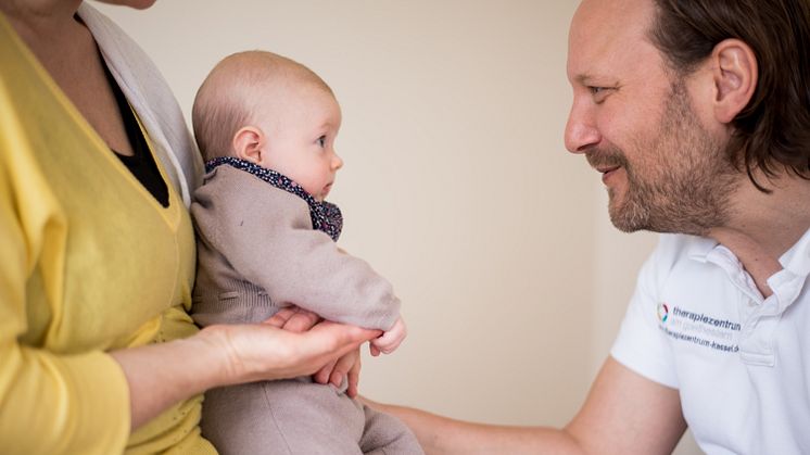 (v. r. n. l.) Osteopath und VOD-Mitglied Andreas Hempel behandelt seit über zehn Jahren Säuglinge in Kassel – und erhält viel positives Feedback, nicht nur von der kleinen Carla und ihrer Mutter. Foto: privat