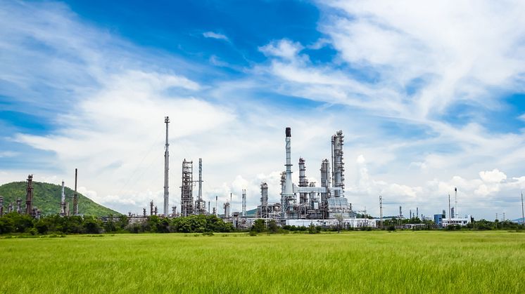 Refinery in the green with blue sky - Tungphoto_Shutterstock_125837234_16-9