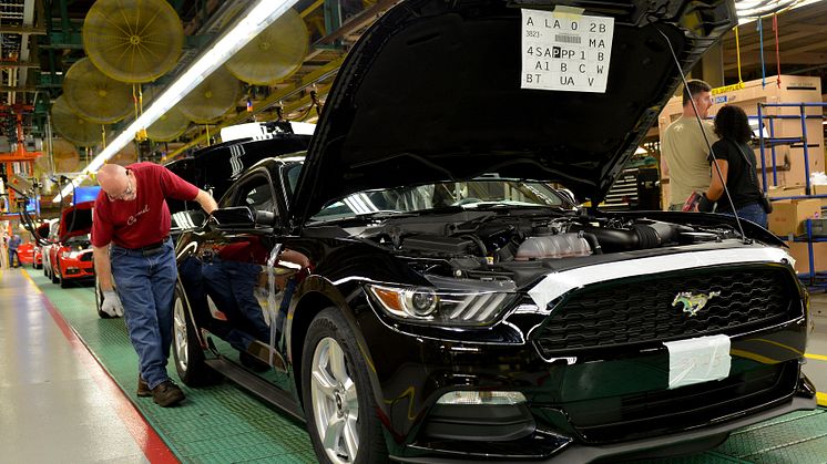 Nye Ford Mustang med første bil ut av produksjonslinja.08.2014