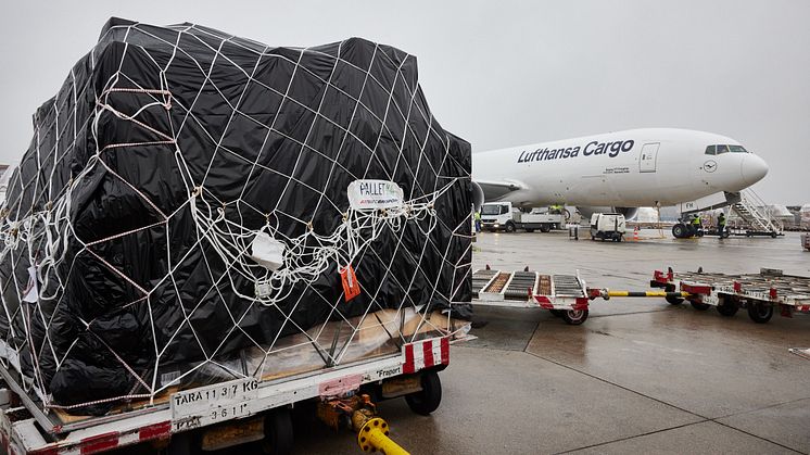 Less is more - Lufthansa Cargo is the first airline to consistently use lightweight transport nets for freight pallets