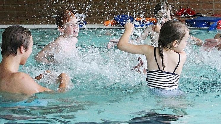 Inställd simundervisning och stängda bad riskerar försämra simkunnigheten