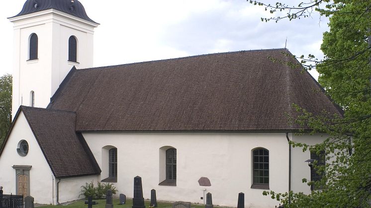 Huddinge kyrka från 1200-talet. Foto Mattias Ek