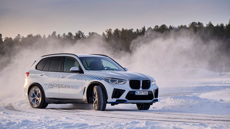 Utsläppsfri körglädje i alla väder: BMW iX5 Hydrogen genomgår vintertester i Sverige