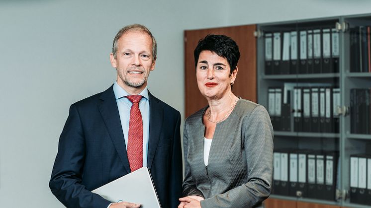Prof. Dr. Jörg Overmann und Bettina Fischer von der DSMZ in Braunschweig