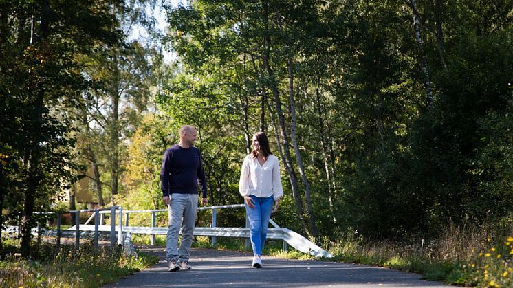 Daniel Johansson, Managing Director at Fagerhults Belysning, on a walk with his mentor Agnesa Selmani, Group leader at IKEA.