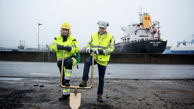 哥德堡能源港副总裁 Jill Söderwall 女士与 Swedegas公司首席执行官 Johan Zettergren 先生在项目破土动工仪式现场。图片提供：Swedegas.