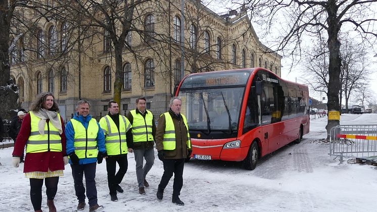 Representanter för den politiska majoriteten i Karlstads kommun guidade en elbuss genom korsningen Tingvallagatan/Östra Torggatan som nu öppnas upp för nya snabbusslinjen.