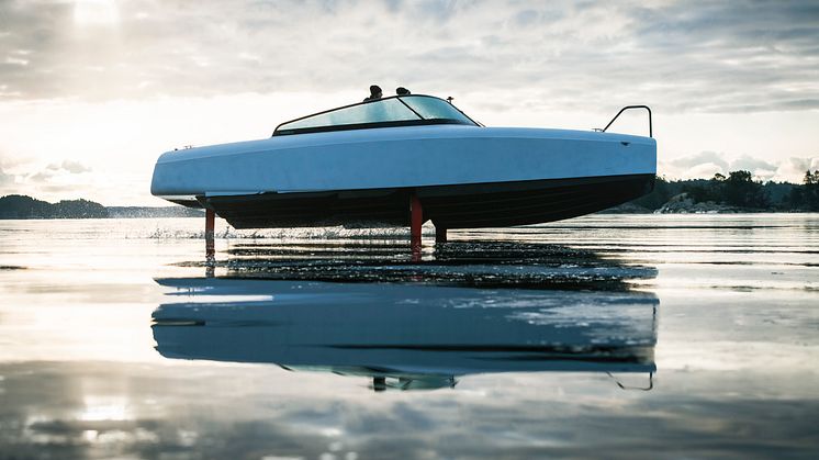 Flying at 20 knots, the Candela C-8 uses 80% less energy than conventional boats.