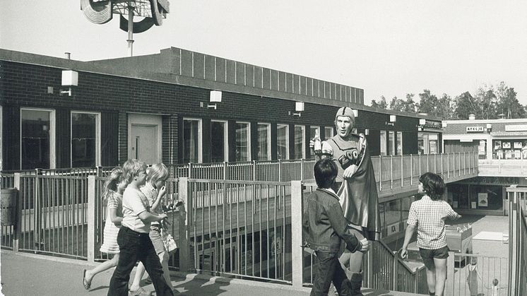 Kapten Zoom (Anders Linder) utanför Skogåsbibliotek. 1970-tal