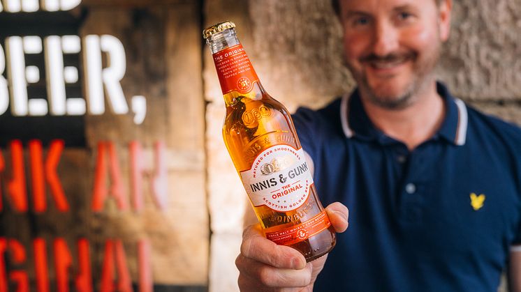 Innis & Gunn byter design – bryggeriets ikoniska genomskinliga flaska är tillbaka.