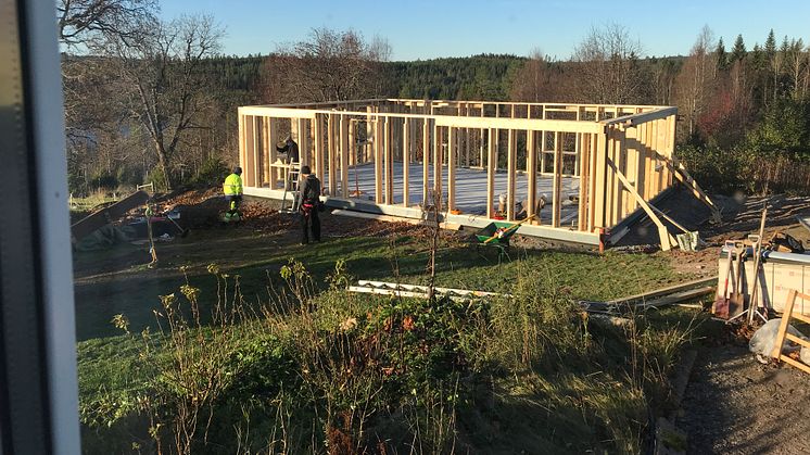 På gården Rikkenstorp i Finnskogarna byggs ett hus med virke från den egna marken