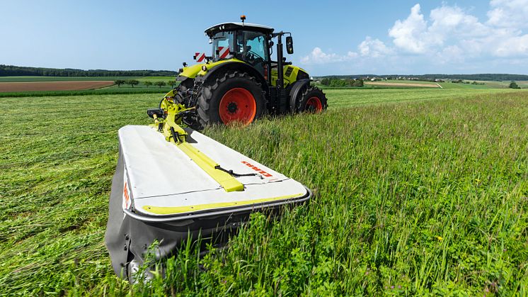 CLAAS presents the DISCO 4400 CONTOUR with 4.20 m working width and vector folding