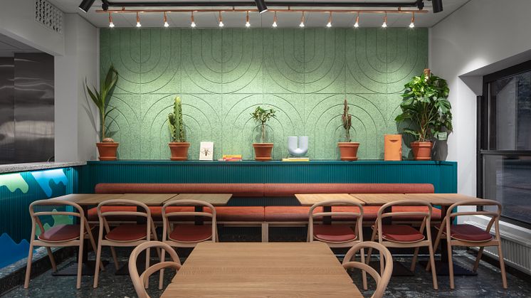 Interiören på Dugges Pils, skapad av Staffan Holm, ger restaurangen ett lugnt intryck.