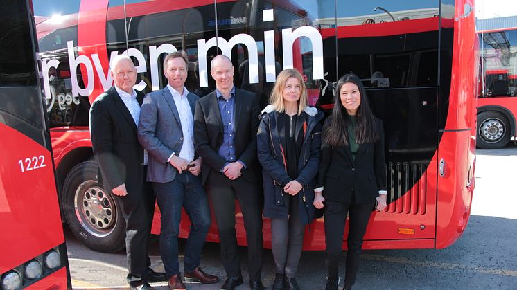 Øystein Svendsen (Unibuss), Atle Rønning (Norgesbuss), Jan Volsdal (Nobina), markedsdirektør Ellen Rogde i Ruter og byråd Lan Marie Berg.