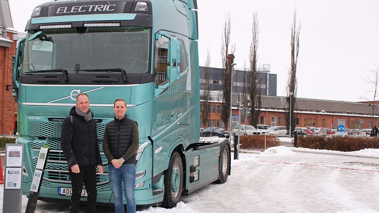Christian Helgesson, vd för XR Logistik och Mathias Olsson, vice vd XR Logistik framför en av Volvos eldrivna lastbilar.