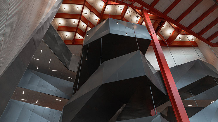 Den stora ståltrappan Dagbrottet leder till skolans utbildningslokaler