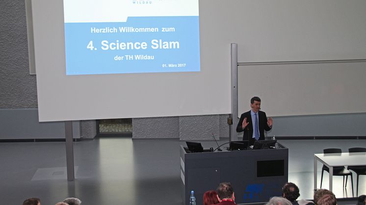 Vizepräsident Prof. Dr. Ralf Vandenhouten eröffnete mit dem 4. Science Slam die diesjährige Wildauer Wissenschaftswoche.