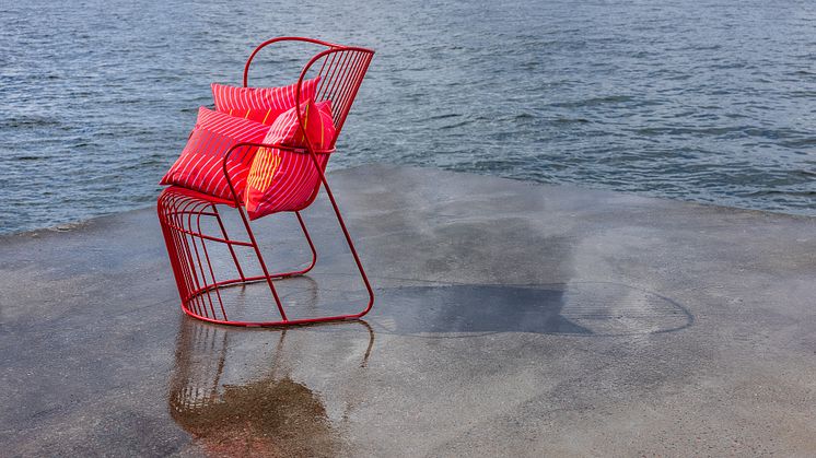 Björn Dahlström har tagit fram en unik röd version av stolen Kaskad med anledning av Marimekkos 70-årsjubileum. Foto: Jann Lipka