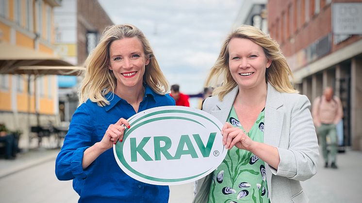 KRAVs vd Emma Rung gläds tillsammans med vice vd Cecilia Lenbäck åt nomineringen till Livsmedelspriset. Foto: KRAV