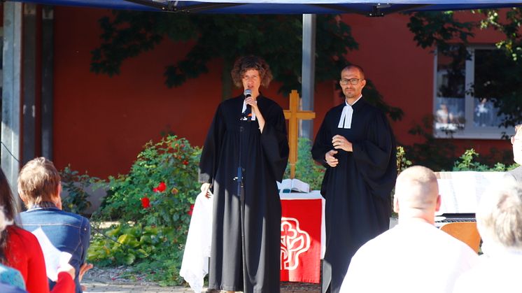 Die stellvertretende Dekanin Anja Fülling führte Pfarrer Marco Kosziollek in dem Freiluft-Gottesdienst auf dem Gelände der Hephata-Fachklinik Fürstenwald in das Amt des Klinikseelsorgers ein. 