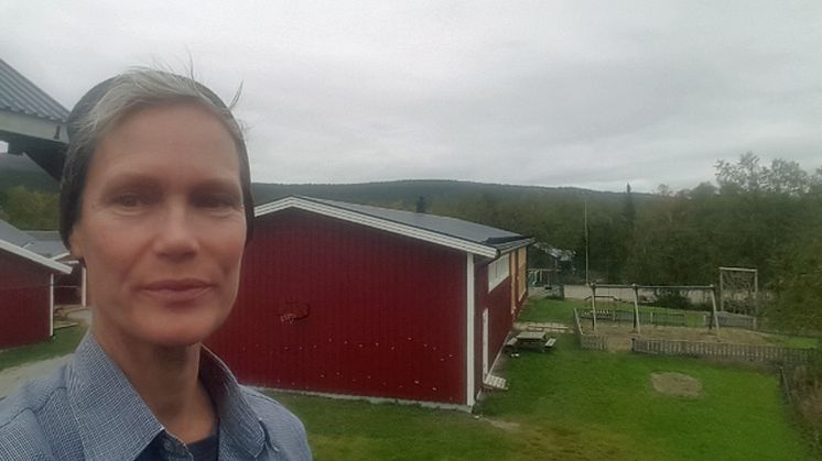 Eva Gyllensvaan framför Ljungdalens badhus som hon förvärvat från Bergs Hyreshus AB