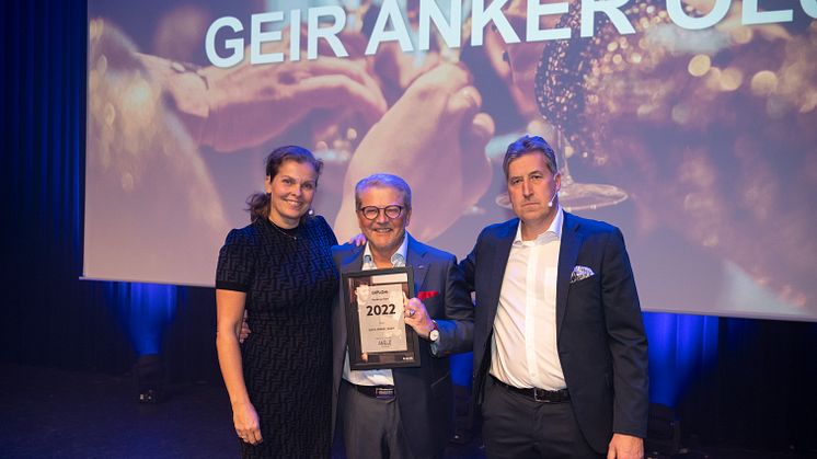 Prisvinner Geir Anker Olsen flankert av HR-direktør i Scandic Norge, Elin Ekrol, og administrerende direktør, Asle Prestegard. Foto: Tone Mella