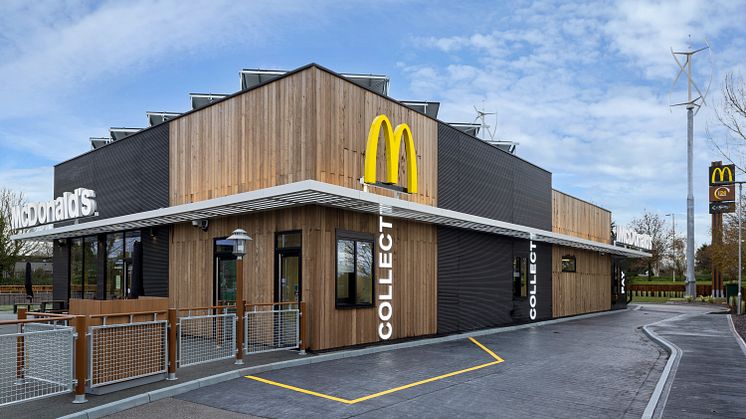 Nachhaltige Raummodule aus Stahl, isoliert mit britischer Schafwolle und verkleidet mit recyceltem Kunststoff. Das McDonald’s-Restaurant in Market Drayton, England, hebt nachhaltiges Bauen auf ein neues Niveau. 
