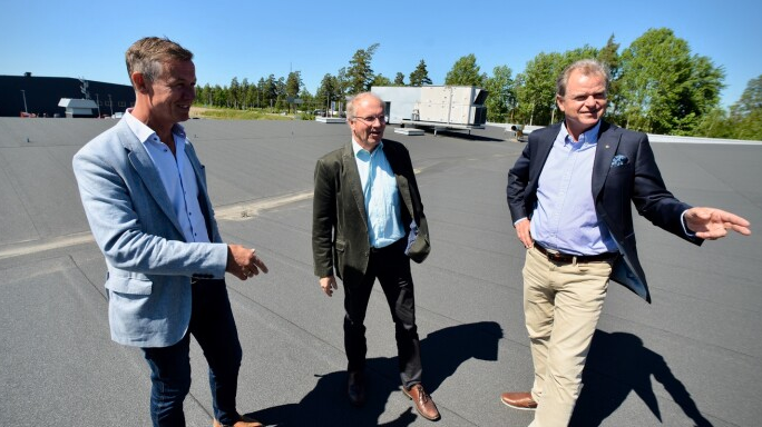 On CTT roof CEO Torbjörn Johansson (center), Head of Bribo Tony Rosendal (left) together with Nybro Energi CEO Håkan Dahlgren (right)