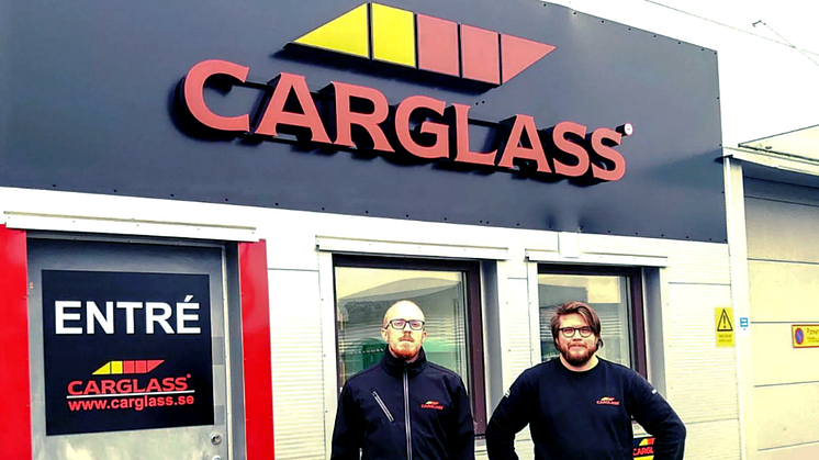 Carglass®-teamet i Kungälv: till vänster Martin Kadhammar, verkstadsansvarig bilglastekniker. Till höger, Jesper Danielsson, bilglastekniker.