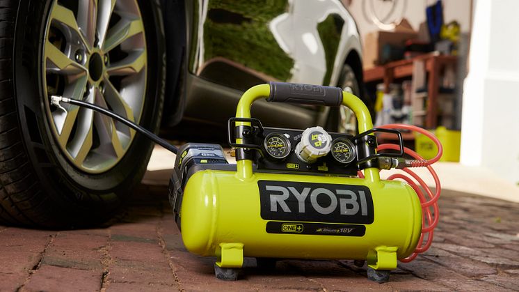 Ryobin 18V kompressorilla voidaan täyttää tyhjä autonrengas jopa 80 sekunnissa