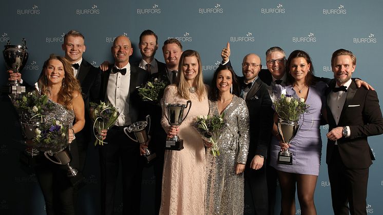 Pristagare i Årets Bjurforsmäklare i Skåne. Med på bilden är även Ola Ljungqvist, ägare, Mattias Larsson, vd.