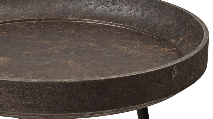 Samarbejdet mellem GROHE og Mater Design udvides nu yderligere med bordet ’Bowl Table Waste Edition’ og stolen ’Eternity Chair’, der begge består af kaffebønneskaller fra BKI og plastaffald fra GROHE.