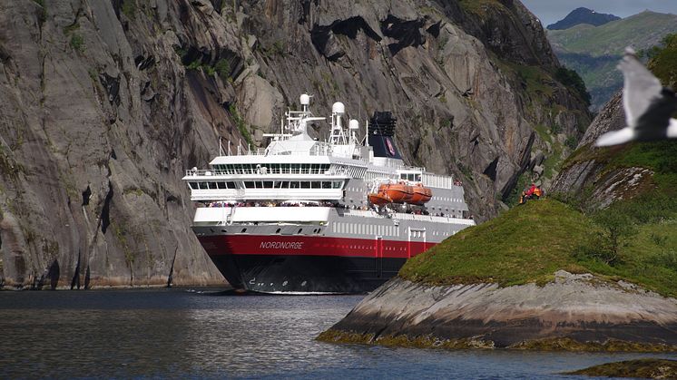 DREVET AV NATUREN: MS Nordnorge er ett av minst seks skip Hurtigruten skal oppgradere til å drives på en kombinasjon av batterier, naturgass (LNG) og biogass (LBG) - produsert av avfall som død fisk. Foto: ULF HANSSON/Hurtigruten